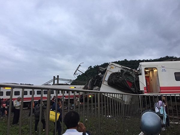 台湾宜兰普悠玛号列车出轨 多人受伤
