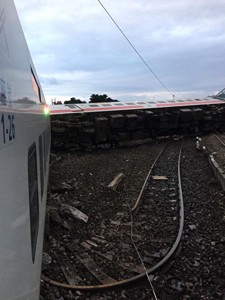 台湾宜兰普悠玛号列车出轨 多人受伤