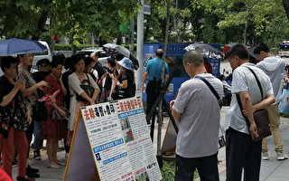 國父紀念館前 台灣導遊鼓勵中國人三退
