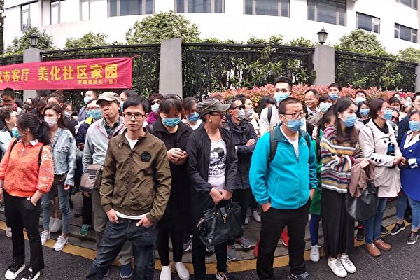 9月13日，杭州P2P网贷平台“抓钱猫”200多位受害者到浙江省公安厅维权。（受访者提供）