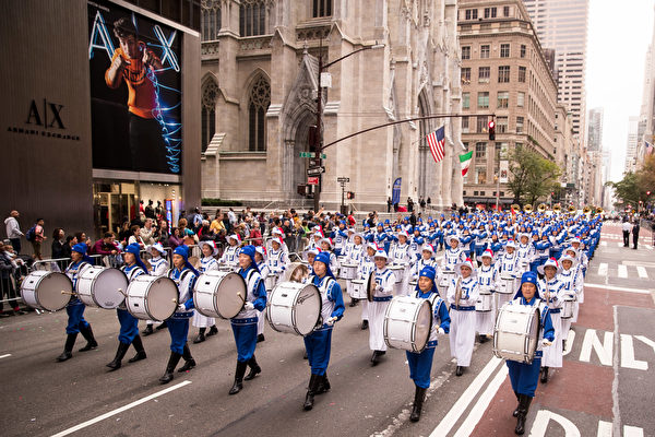 纽约哥伦布日大游行（Columbus Day Parade）是世界上最大的意大利美国文化的庆典之一，纪念哥伦布在1492年首次登上北美；同时展现意大利裔美国人和社区的传统文化。由法轮功学员组成的“天国乐团”在游行队伍中备受瞩目。（戴兵/大纪元）