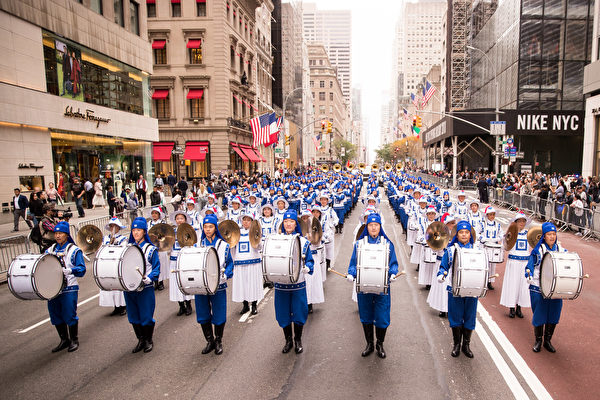 紐約哥倫布日大遊行（Columbus Day Parade）是世界上最大的意大利美國文化的慶典之一，紀念哥倫布在1492年首次登上北美；同時展現意大利裔美國人和社區的傳統文化。由法輪功學員組成的「天國樂團」在遊行隊伍中備受矚目。（戴兵/大紀元）