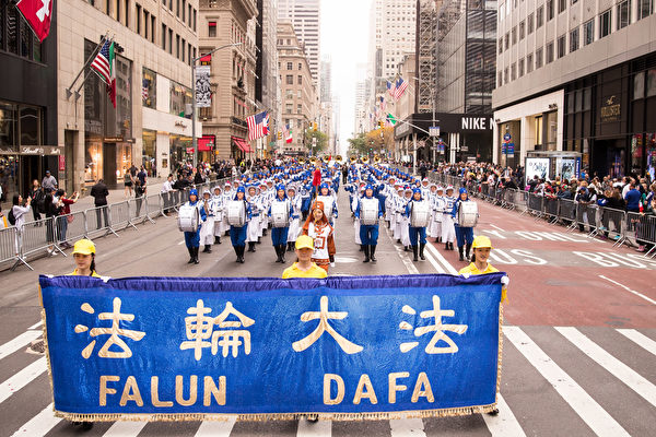 纽约哥伦布日大游行（Columbus Day Parade）是世界上最大的意大利美国文化的庆典之一，纪念哥伦布在1492年首次登上北美；同时展现意大利裔美国人和社区的传统文化。由法轮功学员组成的“天国乐团”在游行队伍中备受瞩目。（戴兵/大纪元）