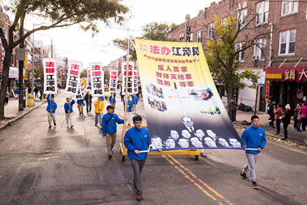 2018年10月21日，纽约部分法轮功学员近千人在布碌崙八大道举行盛大游行，吸引众多民众围观。（戴兵/大纪元）