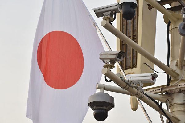 北京市天安門附近掛起多面日本國旗。（GREG BAKER/AFP/Getty Images）