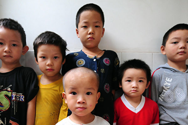 过去十多年，湖南郴州、武冈、衡东等地均爆发数起血铅超标事件，估计各地有数百至数千名儿童血铅超标。水口山镇却查不到相关报导。(FREDERIC J. BROWN/AFP/Getty Images)