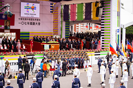 中华民国中枢暨各界庆祝107年国庆大会10日在总统府前广场举行，图为6名灯塔守护者领唱国歌。