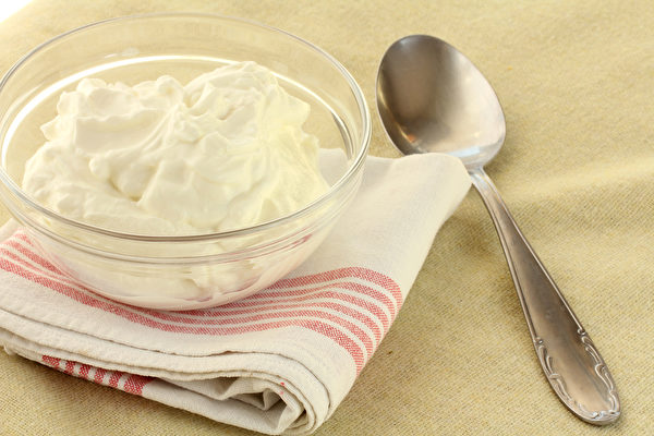 摄取高蛋白质的希腊酸奶，可有效抵御饥饿，降低饮食欲望。
