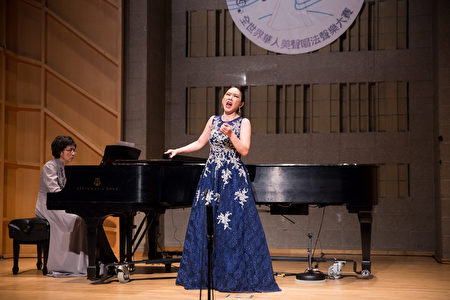 814号选手王郁馨11月10日在新唐人第七届全世界华人美声唱法声乐大赛决赛中演唱。（戴兵／大纪元）