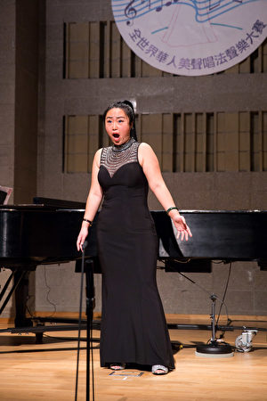 838号选手金莹11月10日在新唐人第七届全世界华人美声唱法声乐大赛决赛中演唱。（戴兵／大纪元）