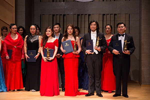 11月10日，在第七届“全世界华人美声唱法声乐大赛”比赛中获得铜奖的四位选手，从左到右分别是：洪筱欢、蔡孟融、蔡维恕、黄鹏。（戴兵／大纪元）