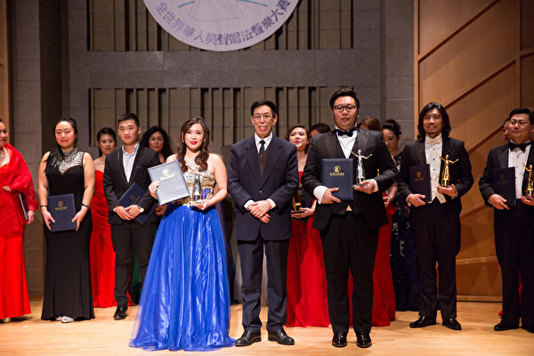 11月10日，在第七届“全世界华人美声唱法声乐大赛”比赛中获得银奖的选手王珮颖（左）、Xuefeng Wan（右）与本次大赛评委主席关贵敏（中）合影。（戴兵／大纪元）