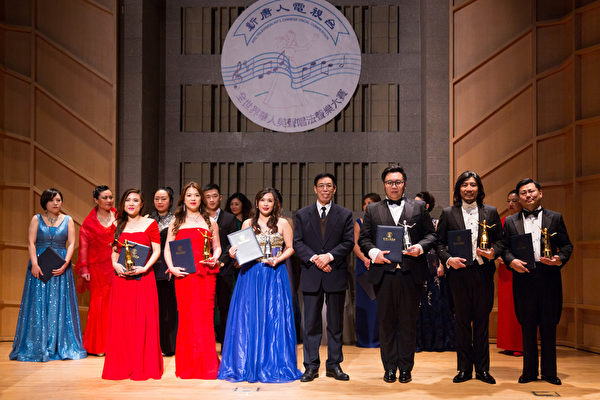 11月10日，在第七届“全世界华人美声唱法声乐大赛”比赛中获得铜奖的六位选手与本次大赛评委主席关贵敏（右四）合影。（戴兵／大纪元）