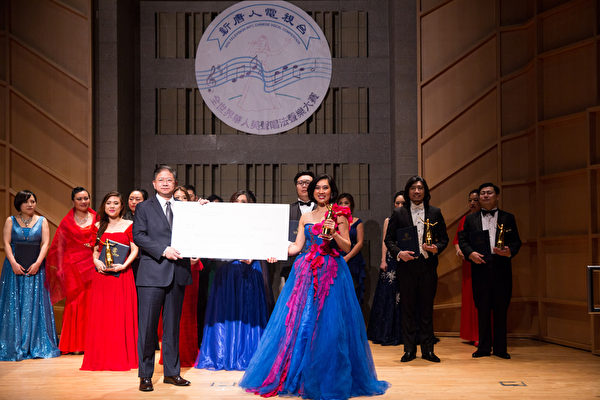11月10日，新唐人电视台总裁唐忠（前排左一）向第七届“全世界华人美声唱法声乐大赛”比赛中获得金奖的女声组选手盟盟（前排右一）颁奖。金奖奖金为1万美元。（戴兵／大纪元）