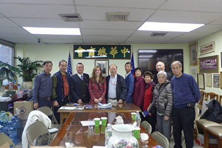 第10选区国会众议员共和党候选人乐文(左四)昨日到中华总商会拜票,受到欢迎。