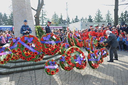 11月11日，本拿比市在南部青年活動中心舉行軍人紀念日活動，緬懷為國捐軀的加拿大將士。