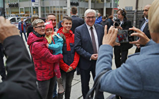 德国总统造访东部城市 与市民面对面谈难民