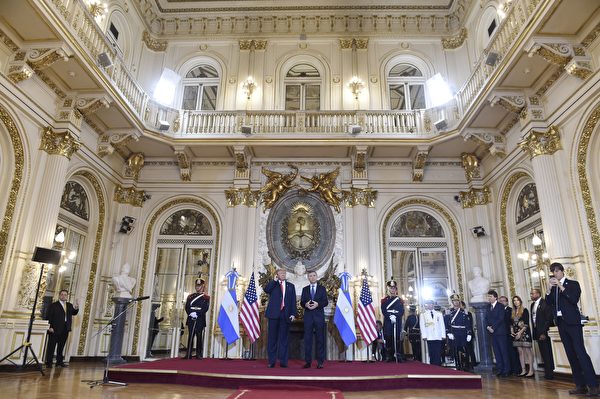 US President Donald Trump (C-L) is welcomed by Argentina's President Mauricio Macri at Casa Rosada presidential house in Buenos Aires, on November 30, 2018, to hold a meeting in the sidelines of the G20 Leaders' Summit. - G20 powers open two days of summit talks on Friday after a stormy buildup dominated by tensions with Russia and US President Donald Trump's combative stance on trade and climate fears. (Photo by SAUL LOEB / AFP) (Photo credit should read