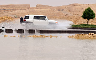 沙特遭受洪灾 至少30人死 沙漠变海洋