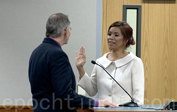 邵阳和黄洁宜宣誓就职 北加州菲利蒙市议会再添华裔面孔