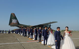 空軍舉行集團結婚 新人搭飛機入場超浪漫