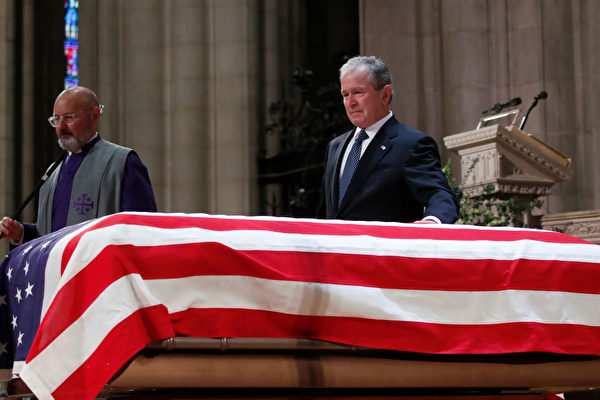 美国前总统小布什轻抚他父亲老布什的灵柩。（Alex Brandon/Getty Images/Pool）