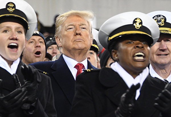 US President Donald Trump attends the annual Army-Navy football game at Lincoln Financial Field in Philadelphia, Pennsylvania, December 8, 2018. - Trump officiated the coin toss at Lincoln Financial Field in Philadelphia between the Army Black Knights of the US Military Academy (USMA) and the Navy Midshipmen of the US Naval Academy (USNA). (Photo by Jim WATSON / AFP)        (Photo credit should read JIM WATSON/AFP/Getty Images)