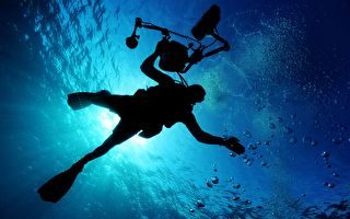 不携氧气筒 法国潜水好手下潜92公尺破纪录