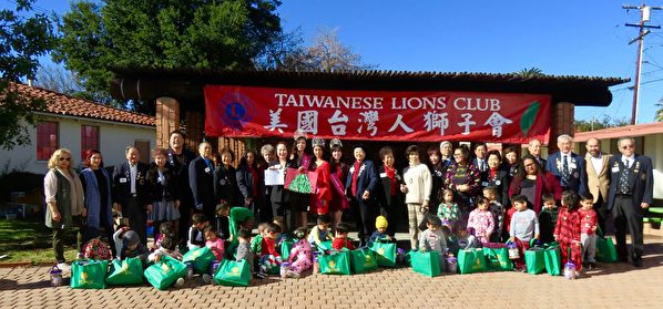 美國臺灣人獅子會扮「聖誕老人」為孩童送暖
