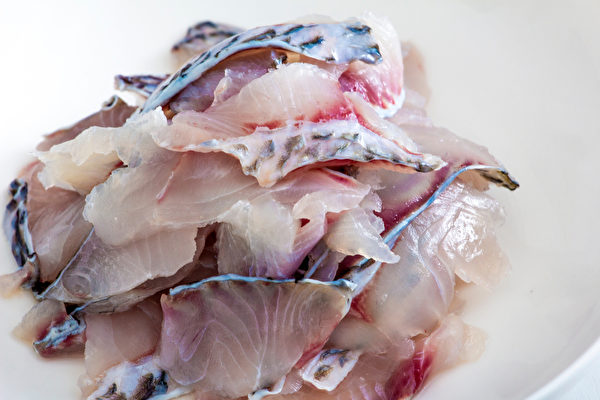 吃生鱼类可能引发中华肝吸虫感染，能导致肝硬化、 胆管癌等疾病。(Shutterstock)
