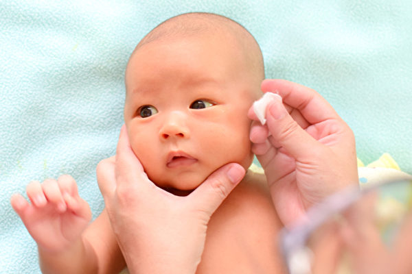 6個月以下的寶寶老愛流淚，可能是先天性淚道阻塞（鼻淚管阻塞）。