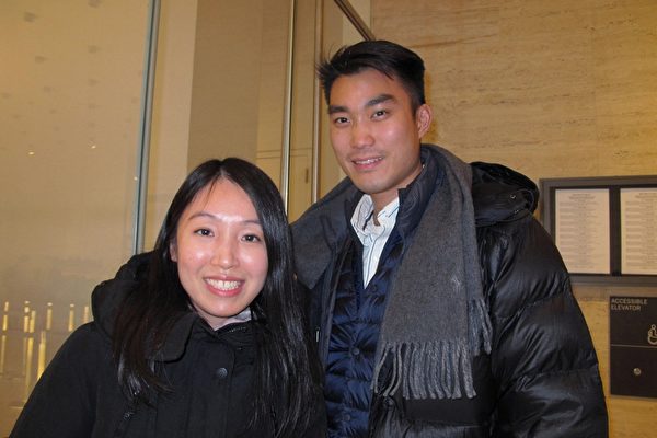 1 月 13 日 下午, 华裔 律师 李 小姐 和 男朋友 陈先生 一同 观看 了 神韵 在 纽约 的 第五场 演出. (麦蕾 / 大纪元)
