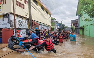 印尼遭洪水泥石流龙卷风袭击 68死7000撤离