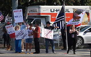 反对州庇护法 加州民众聚会高喊“建墙”