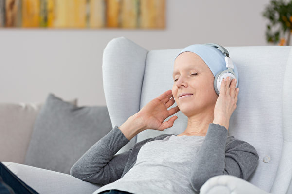 醫生也用音樂來減輕分娩和牙科治療的痛苦、消除癌症症狀及癌症治療的副作用。
