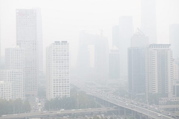 2月23日，上海市、北京市阴霾严重。图为2018年10月15日北京的阴霾天气。（Nicolas ASFOURI / AFP）
