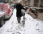 华北等北方地区将现今冬以来范围最大、强度最强的一次降雪。图为2019年2月12日的北京。(Photo by GREG BAKER / AFP)