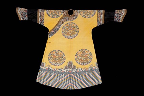 清代缂丝团龙纹袍，美国明尼阿波利斯艺术研究所藏。（公有领域）