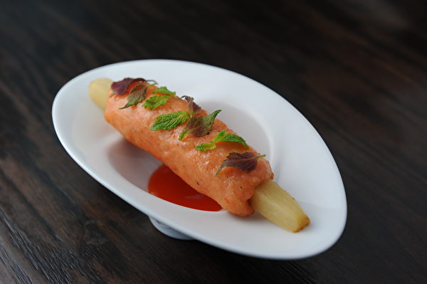 圖：Chi時尚越南餐館提供的甘蔗蝦，上面點綴著的越南嫩薄荷葉。