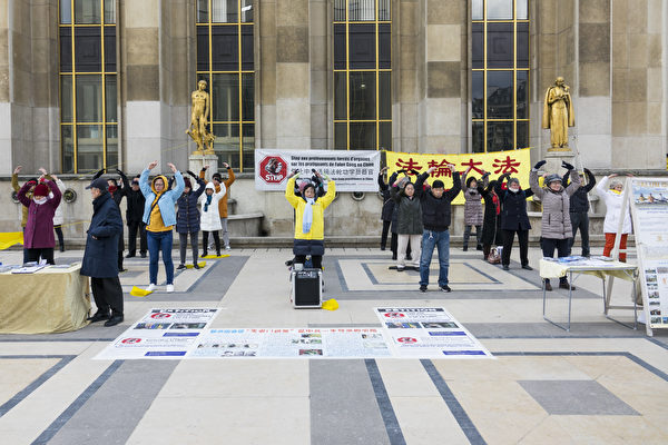 2019年2月3日，法國法輪功學員在人權廣場上通過集體煉功、真相展板和徵簽等方式，向過往民眾講述法輪功遭中共迫害的真相。（關宇寧/大紀元）