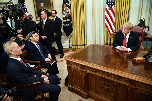 US President Donald Trump meets with China's Vice Premier Liu He (L) at the White House on January 31, 2019 in Washington, DC. (Photo by Brendan Smialowski / AFP) (Photo credit should read 