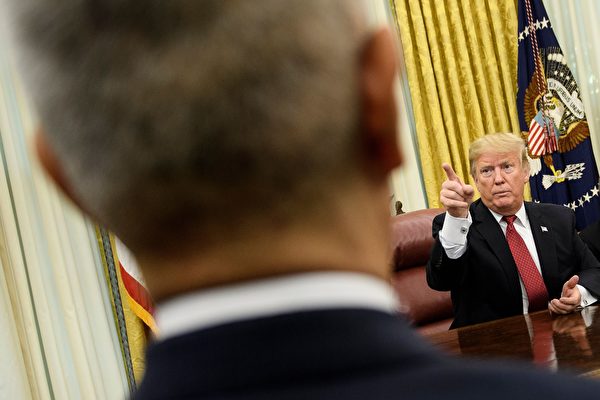US President Donald Trump speaks with China's Vice Premier Liu He before a meeting between US and Chinese officials in the Oval Office of the White House January 31, 2019 in Washington, DC. (Photo by Brendan Smialowski / AFP) (Photo credit should read 