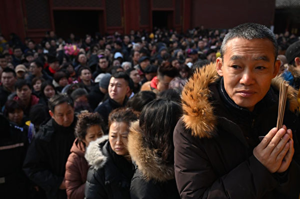 数万名北京民众到雍和宫焚香。（GREG BAKER/AFP/Getty Images)