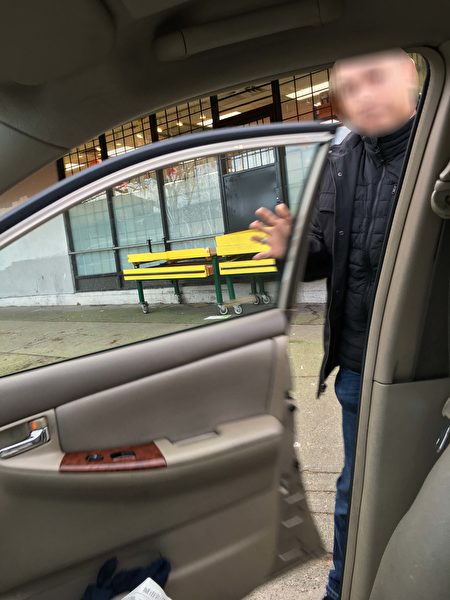 中年男子拽開C女士的車門，將報紙扔在副駕座位上。（C女士提供）