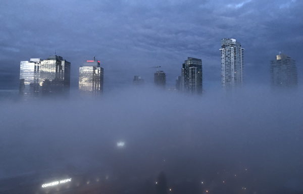 2019年2月20日早上，本那比市区出现难得一见的雾景。（大纪元）