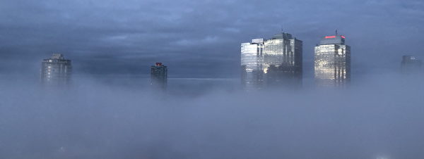 2019年2月20日早上，本那比市区出现难得一见的雾景。（大纪元）