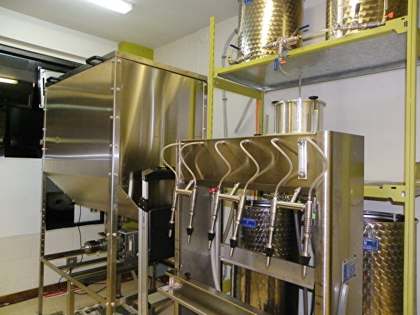Oila Canada採用傳統的低溫壓榨法，從食物中提出特級初榨食用油。圖為該公司生產食用油的設備。（易文/大紀元）