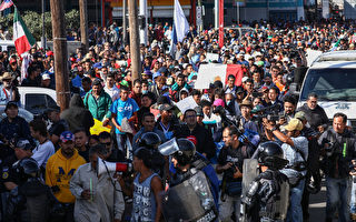 拜登政府將允許數萬庇護申請者入境美國