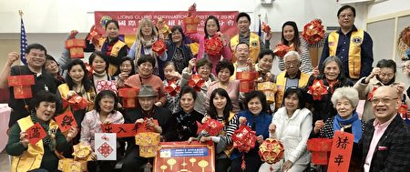 國際獅子會紐約法拉盛分會上月27日舉辦慶賀新春活動,免費指導民眾用紅包袋製作燈籠,約有百人參與活動。