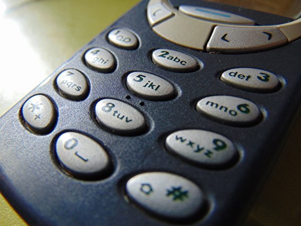 诺基亚3310手机——阿嬷原准备送给孙子的18岁生日礼物。示意图。（公有领域）